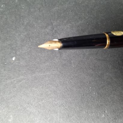 Stylo plume BAYARD, en résine noir, plume...