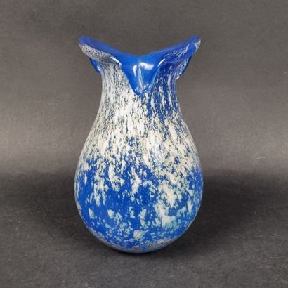 Vase en verre translucide doublé bleu, à...