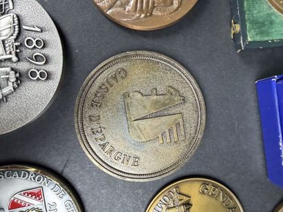 Lot de 16 médailles diverses en métal, cuivre...