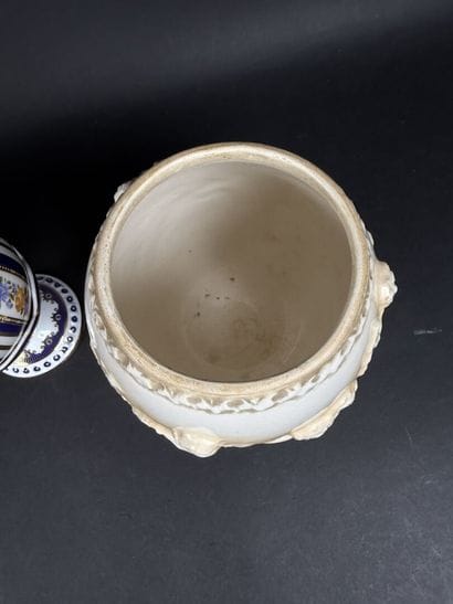 Lot de 4 grands œufs en porcelaine polychrome,...