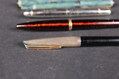 Lot de stylos comprenant : 1 stylo plume...
