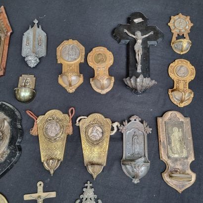 Ensemble de 28 bénitiers, diverses formes,...