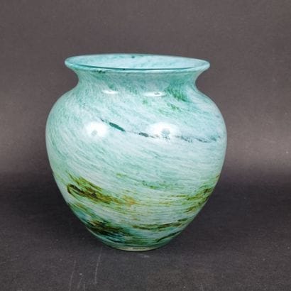 Vase en verre translucide doublé vert moucheté,...
