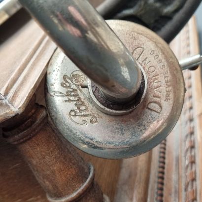 Lot comprenant : 1 gramophone et son pavillon...