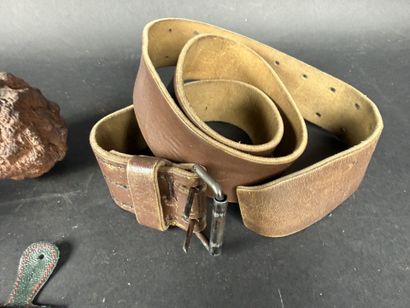 Lot comprenant : 1 ceinture en cuir, 1 insigne...