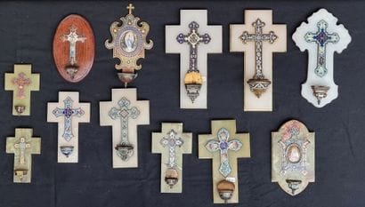 Ensemble de 12 bénitiers, diverses formes,...