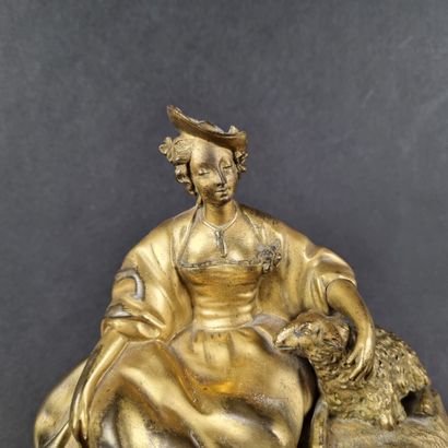 Pendule en bronze doré représentant une femme...