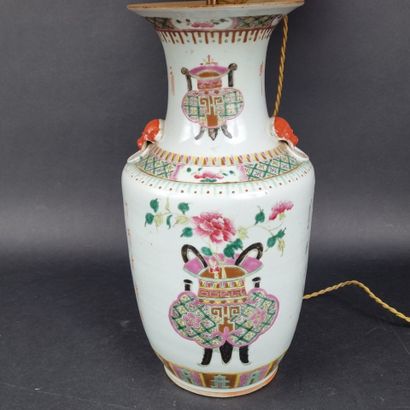 Vase de forme balustre en porcelaine émaillée...