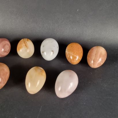 Lot de 10 œufs en pierres dures polies (L...