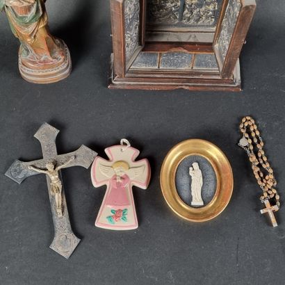 Lot d'objets religieux comprenant : 2 crucifix...