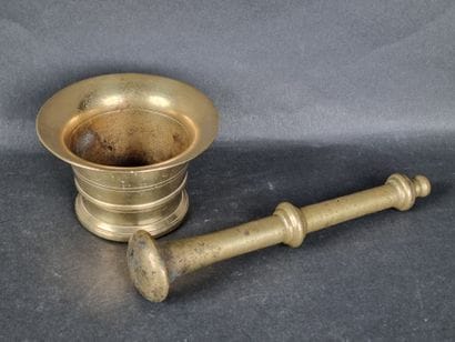 Mortier et pilon en bronze doré (H : 7,5...