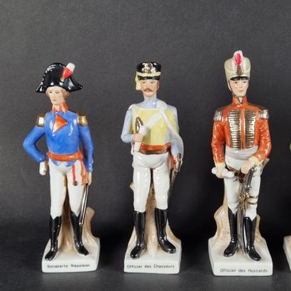 Suite de 6 statuettes en porcelaine polychrome...