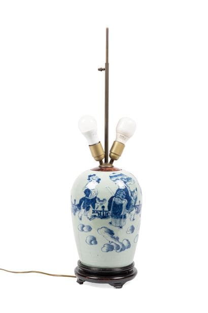 Lampe formée d'un vase en porcelaine émaillée...