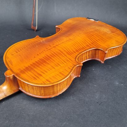 Lot comprenant : 1 violon portant une étiquette...