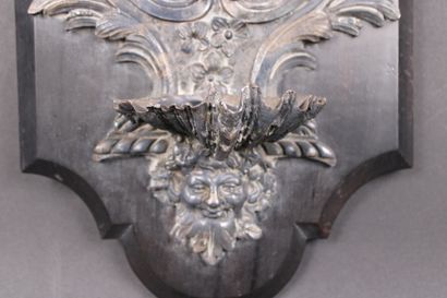 Bénitier en métal argenté, à décor de fleur...
