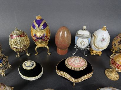 Lot de 15 œufs décoratifs, diverses matières,...