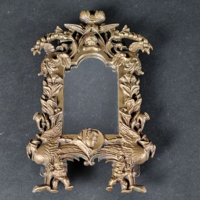 Miroir en bronze doré patiné à décor d'oiseaux,...
