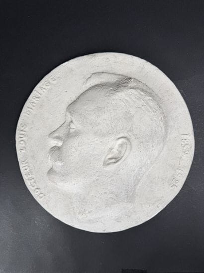 M. DEGHAYE (XIX-XXe). Médaillon circulaire...