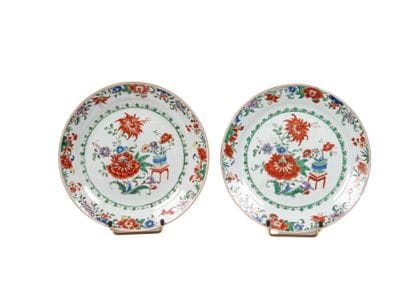 Paire d'assiettes en porcelaine polychrome,...