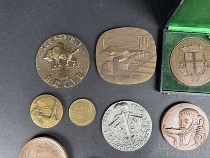 Lot de 16 médailles diverses en métal, cuivre...