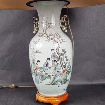 Vase en porcelaine polychrome à décor de...