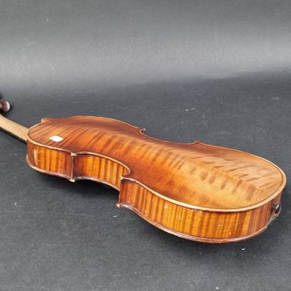 Violon portant une étiquette 