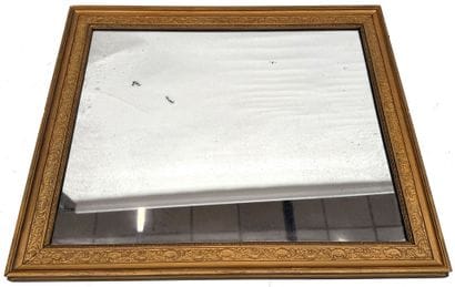 Miroir rectangulaire en bois et stuc doré...