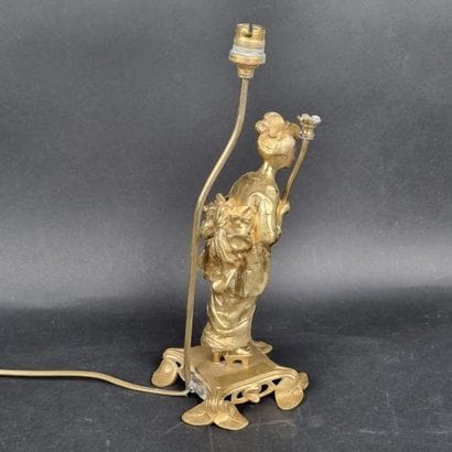 Pied de lampe en bronze doré à décor d'une...