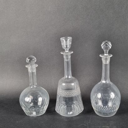 Lot de 3 carafes en cristal taillé et gravé...