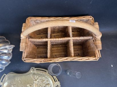 Manette : 1 panier à bouteilles en osier,...