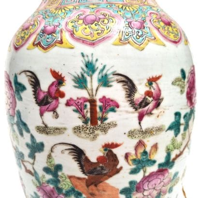 Grand vase en porcelaine polychrome à décor...