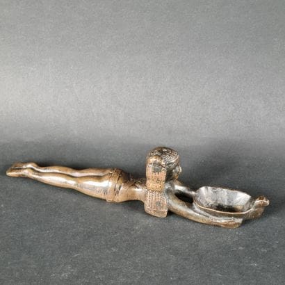 Cuiller à fard en bronze patiné, en forme...
