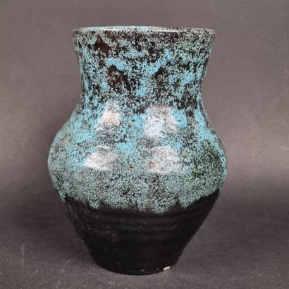 ACCOLAY. Vase de forme balustre en céramique...