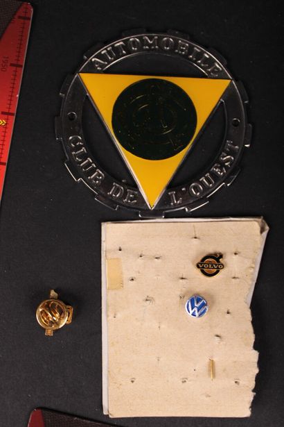 [AUTOMOBILIA] Lot comprenant : 5 porte-clefs...