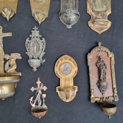 Ensemble de 28 bénitiers, diverses formes,...