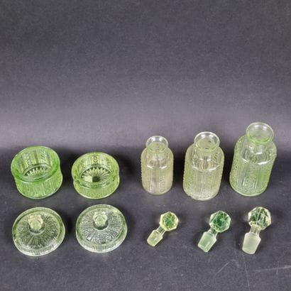Garniture de toilette en verre ouraline comprenant...