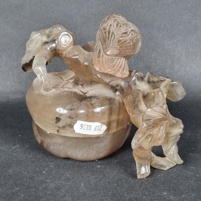 CHINE. Bonbonnière en agate sculpté, le couvercle...