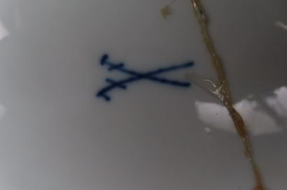 MEISSEN. Plat en porcelaine émaillée bleu...