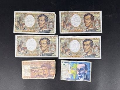 Lot comprenant : 4 billets de 200F Montesquieu...