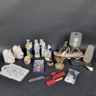 Manette : lot d'objets en carton comprenant...