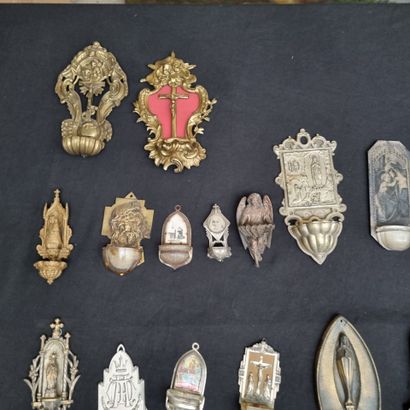Ensemble de 33 bénitiers, diverses formes,...