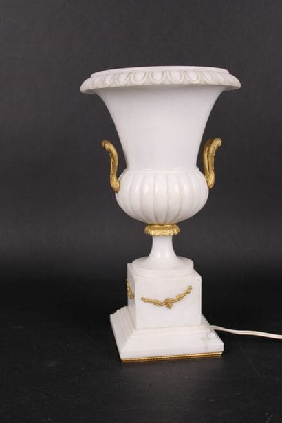 Vase Médicis en albâtre et marbre, monté...