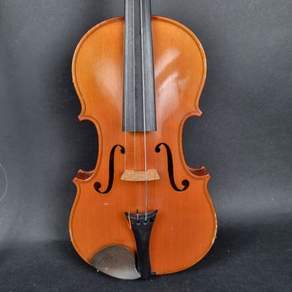 Lot comprenant : 1 violon portant une étiquette...