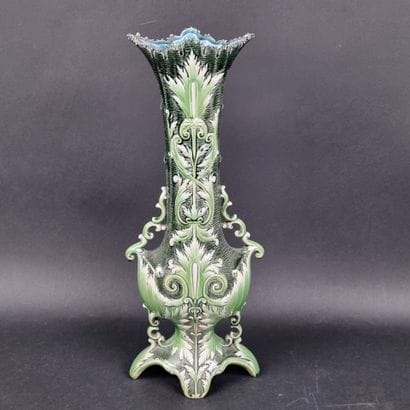 Grand vase en faïence polychrome à décor...