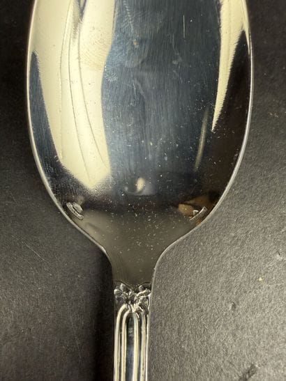Partie de ménagère en inox modèle ruban comprenant...