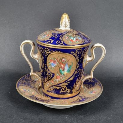 LE TALLEC. Tasse trembleuse en porcelaine...
