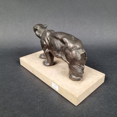 Sujet en régule patiné représentant un ours,...