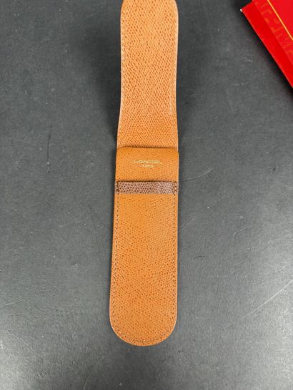 LANCEL. Étui à couteau en cuir marron, avec...