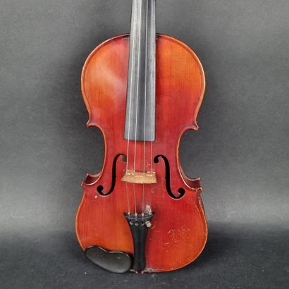 1 violon portant une étiquette 
