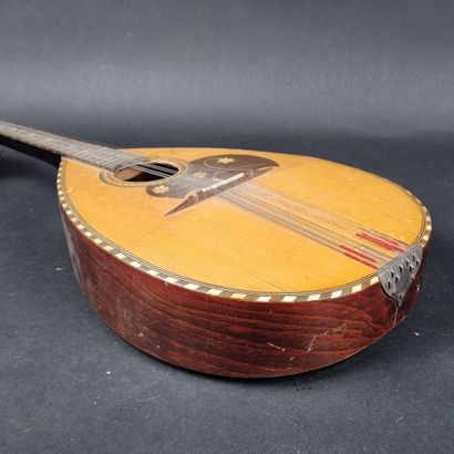 Mandoline portant une étiquette 